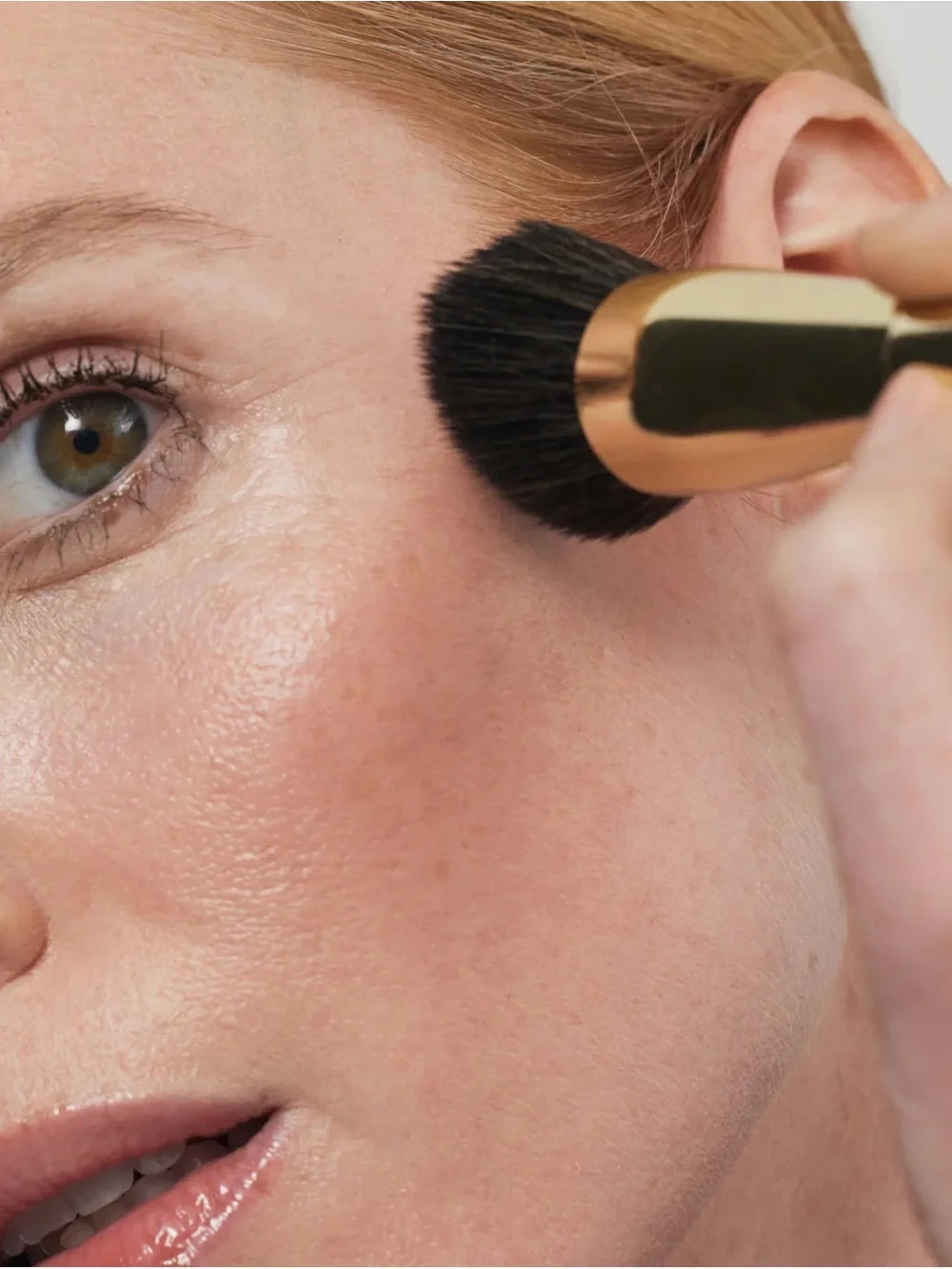 THE DUAL CONTOUR BRUSH Precision Cheek & Eye Brush